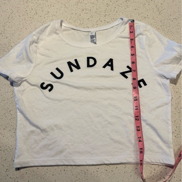 White 'SUNDAZE' Graphic Tee Women’s M/L White Crop Top by Bella - Picture 6 of 6